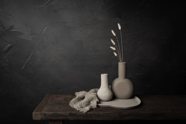 Soft tones on dark – Donker stilleven met Lagurus droogbloemen en aardewerk vazen