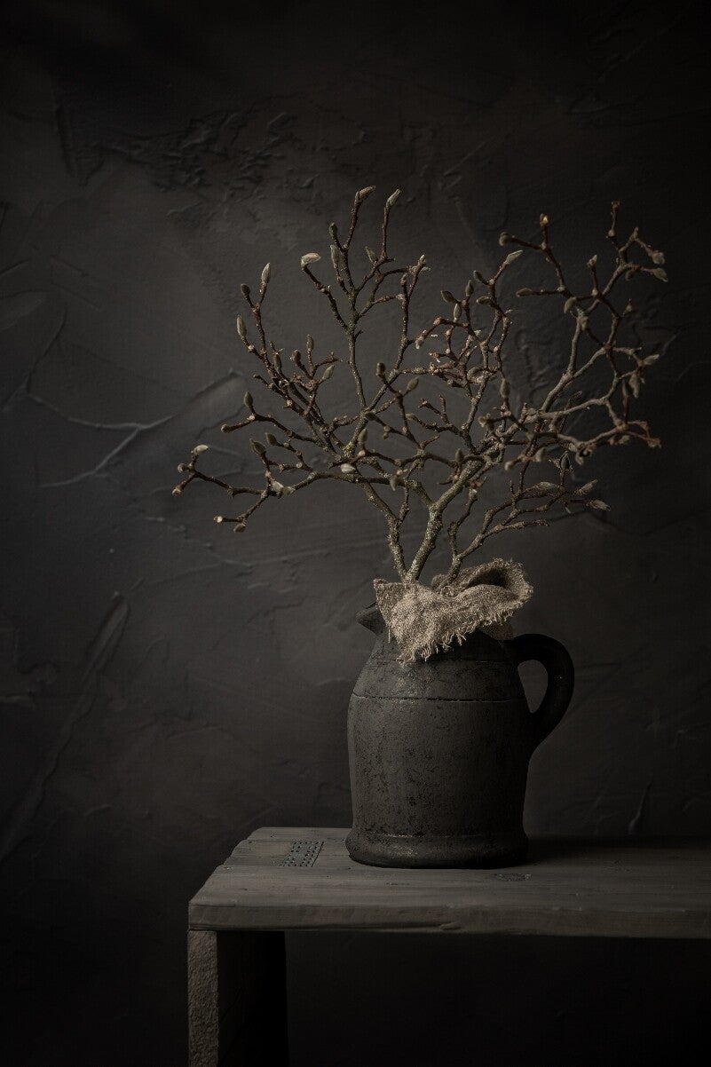 Rustic Still Life with Magnolia – Donker stilleven met magnoliatakken in stenen kruik