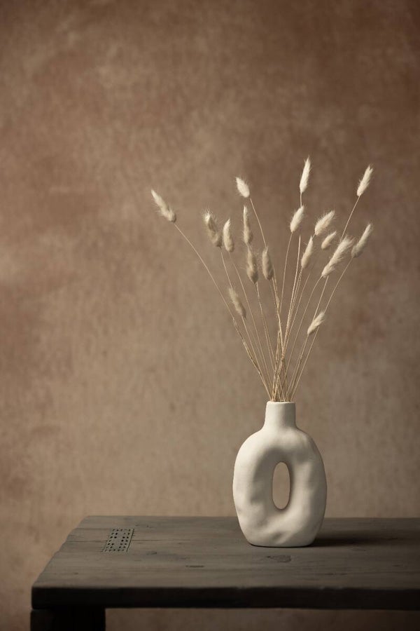Stilleven met droogbloemen in witte porseleinen vaas – rustige Japandi wanddecoratie