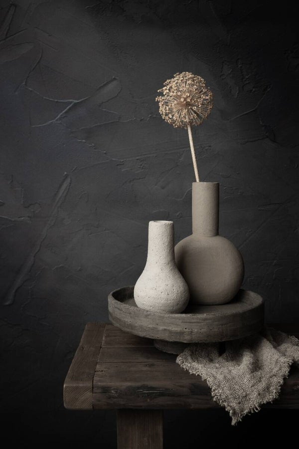 Soft Curves – Donker stilleven met gedroogde Allium bol en aardewerk vazen