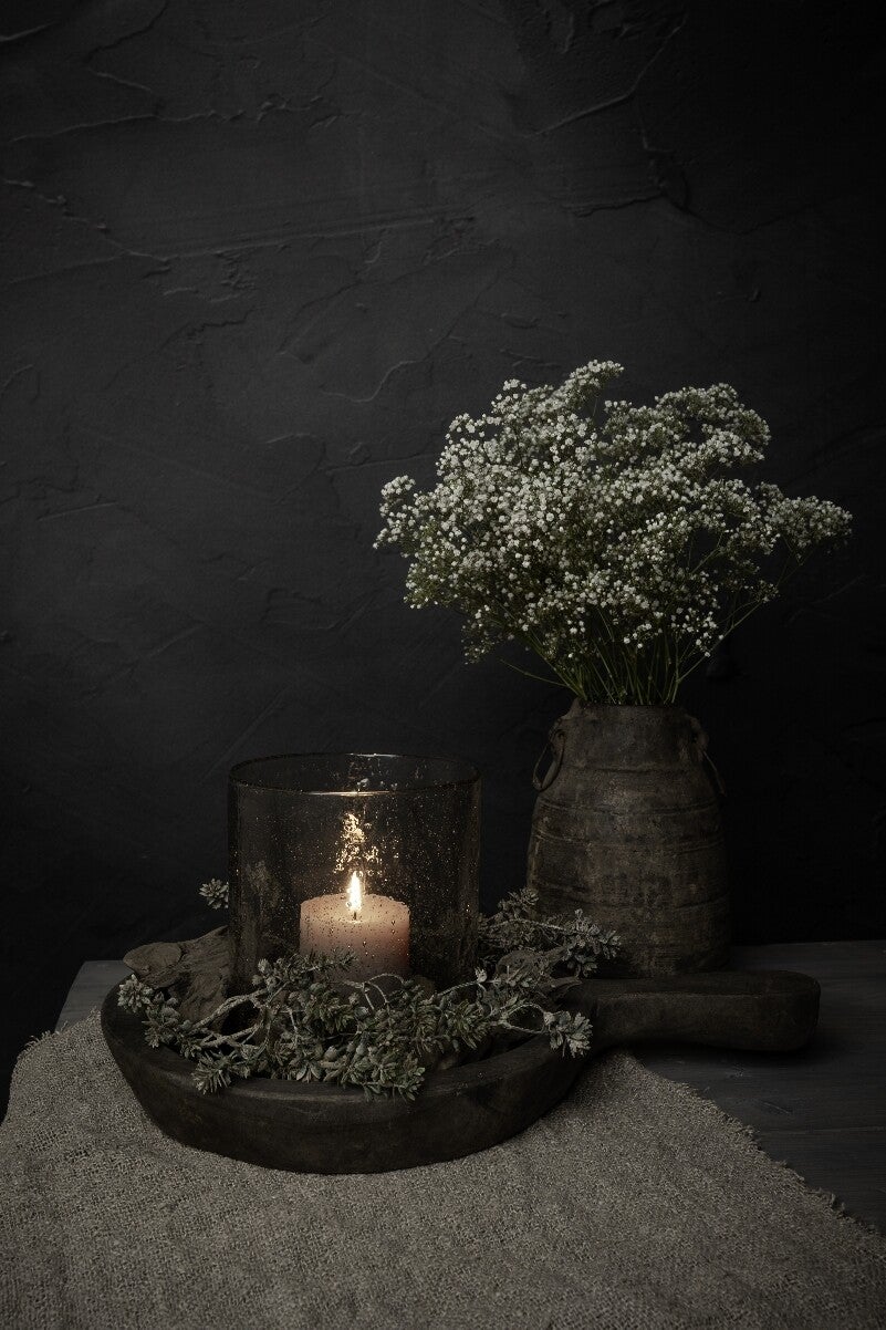Candlelight Serenity – Donker stilleven met windlicht en gipskruid