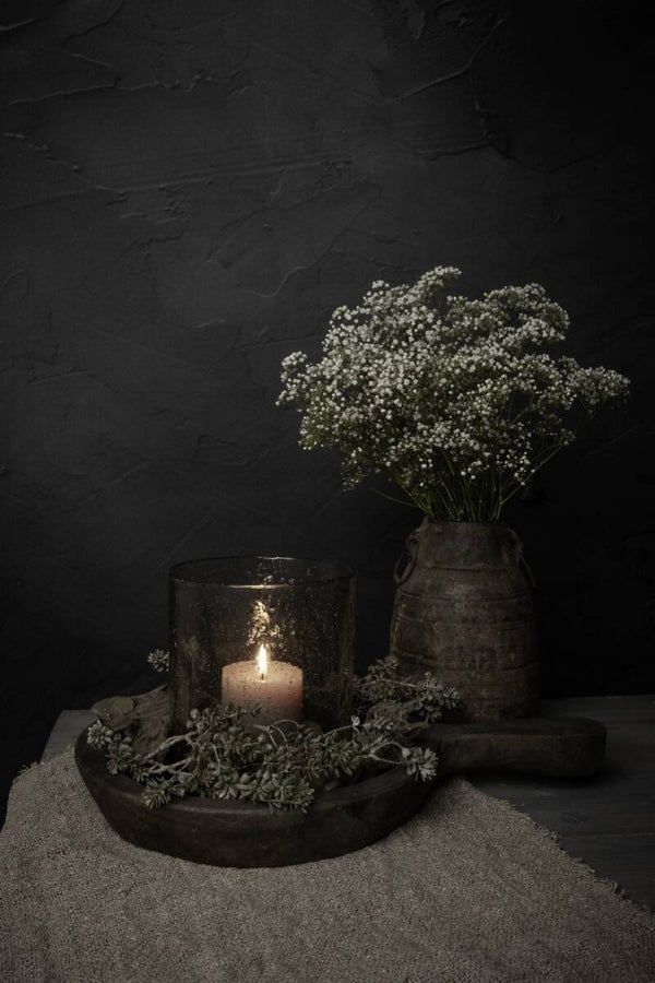 Candlelight Serenity – Donker stilleven met windlicht en gipskruid