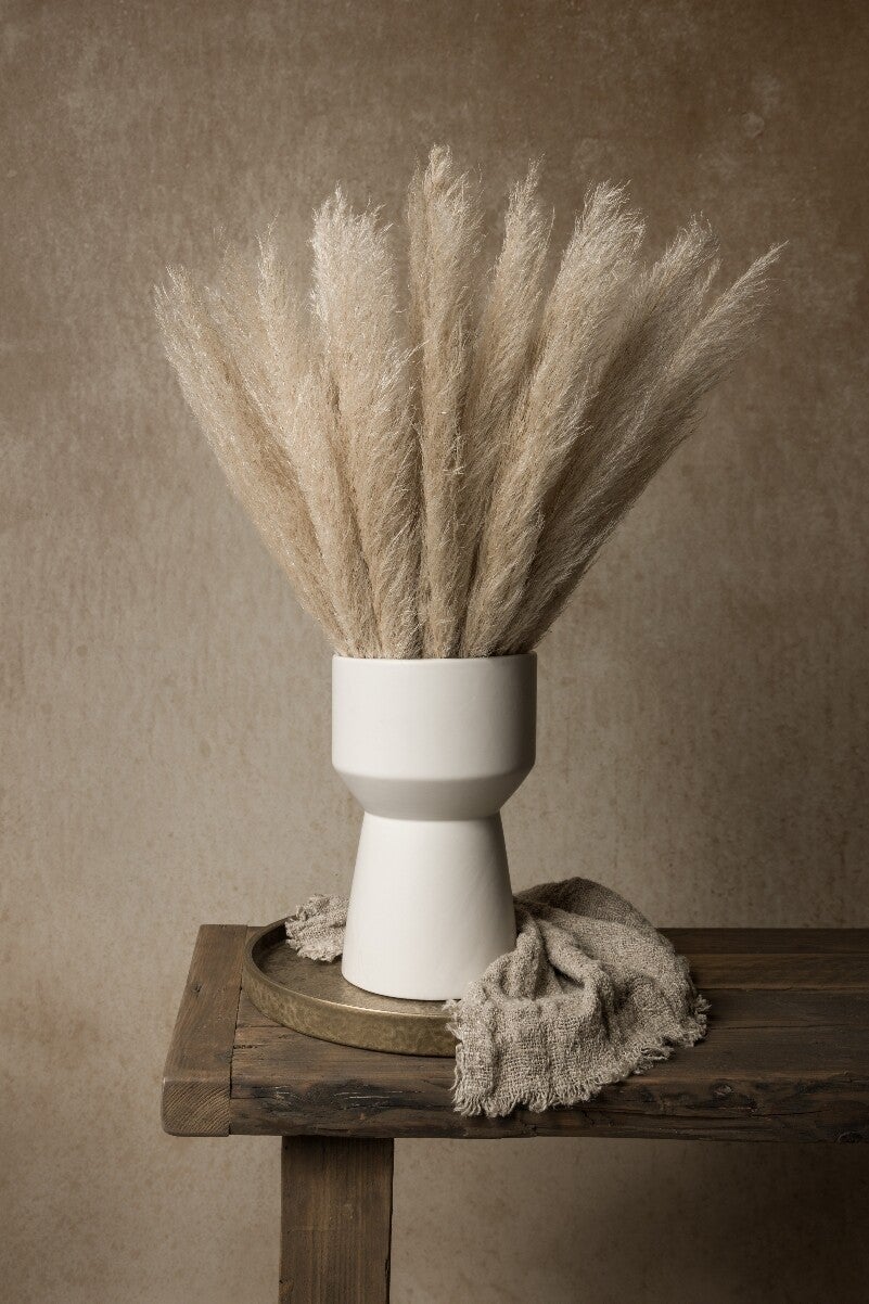 Peace in Natural Tones – Stilleven met pampaspluimen in witte vaas – Naturel