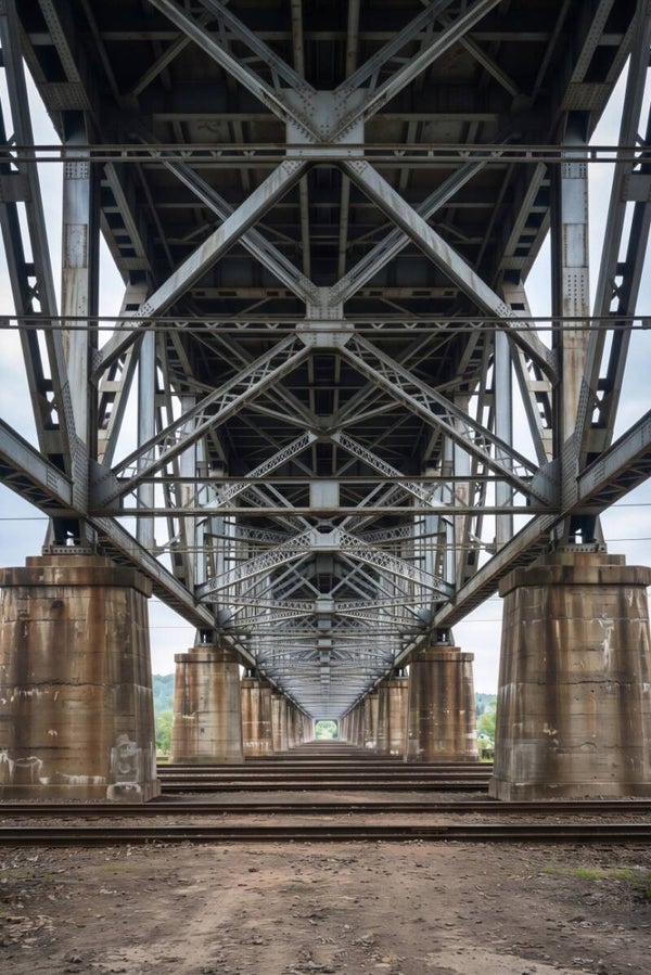 Onder Stalen Bogen – Industriële spoorbrug in diep perspectief