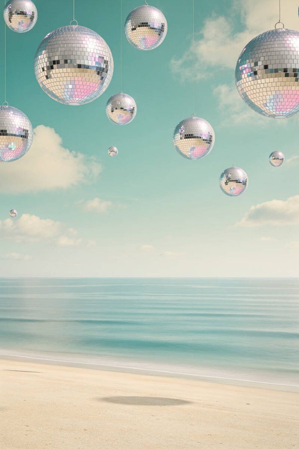 Dans boven Zee – strand schilderij met discoballen en lucht