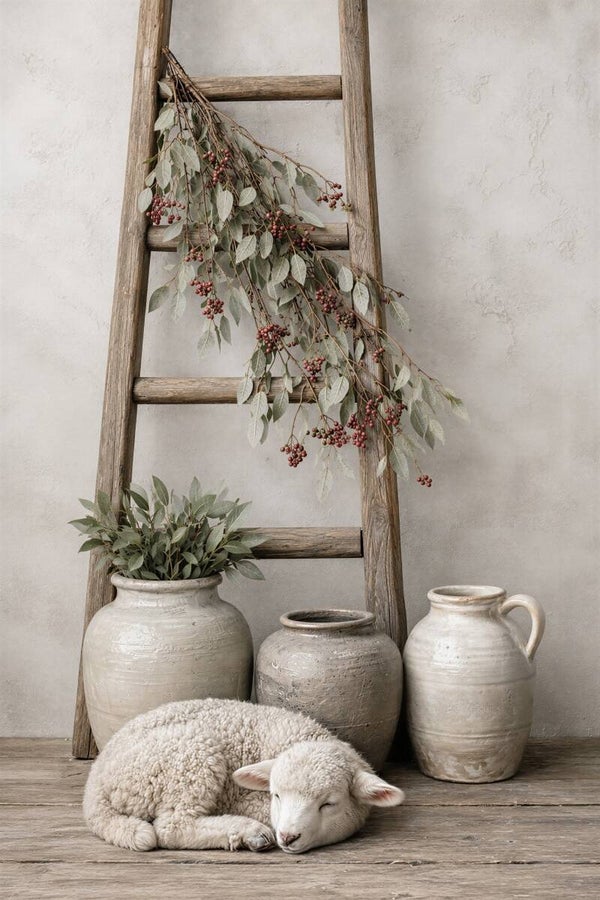 Licht en Stil – schilderij met lam, ladder en kruiken in landelijke sfeer