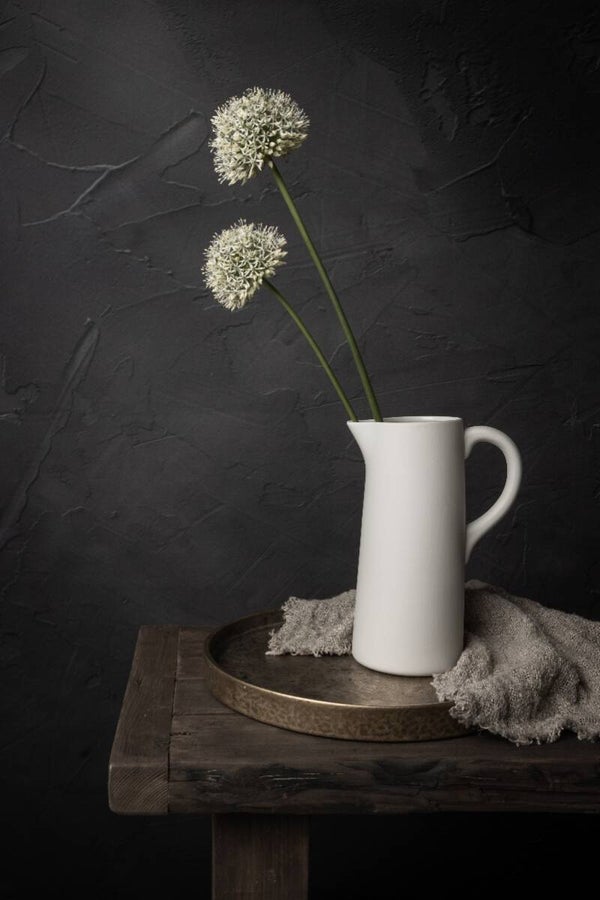 Elegance in White – Donker stilleven met witte Allium bloemen en witte kruik