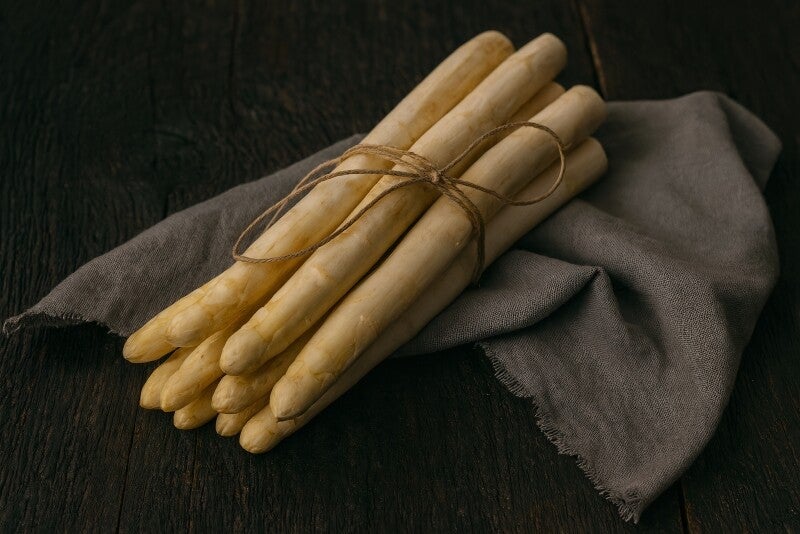 Stilleven met witte asperges en linnen doek – rust en puurheid