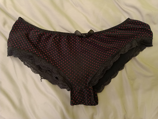 All-Day Slip Schwarz mit roten Pünktchen