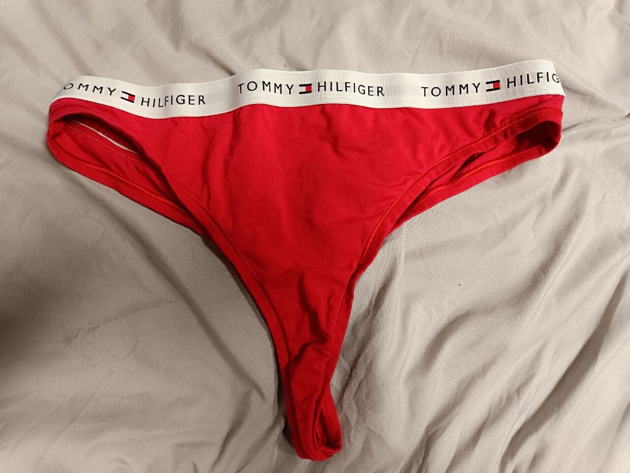 Roter Tommy Tanga getragen