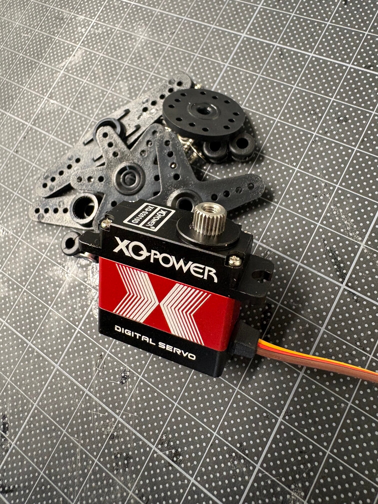Miniservo XQ-S2010D, 6,0 - 8,4 volt