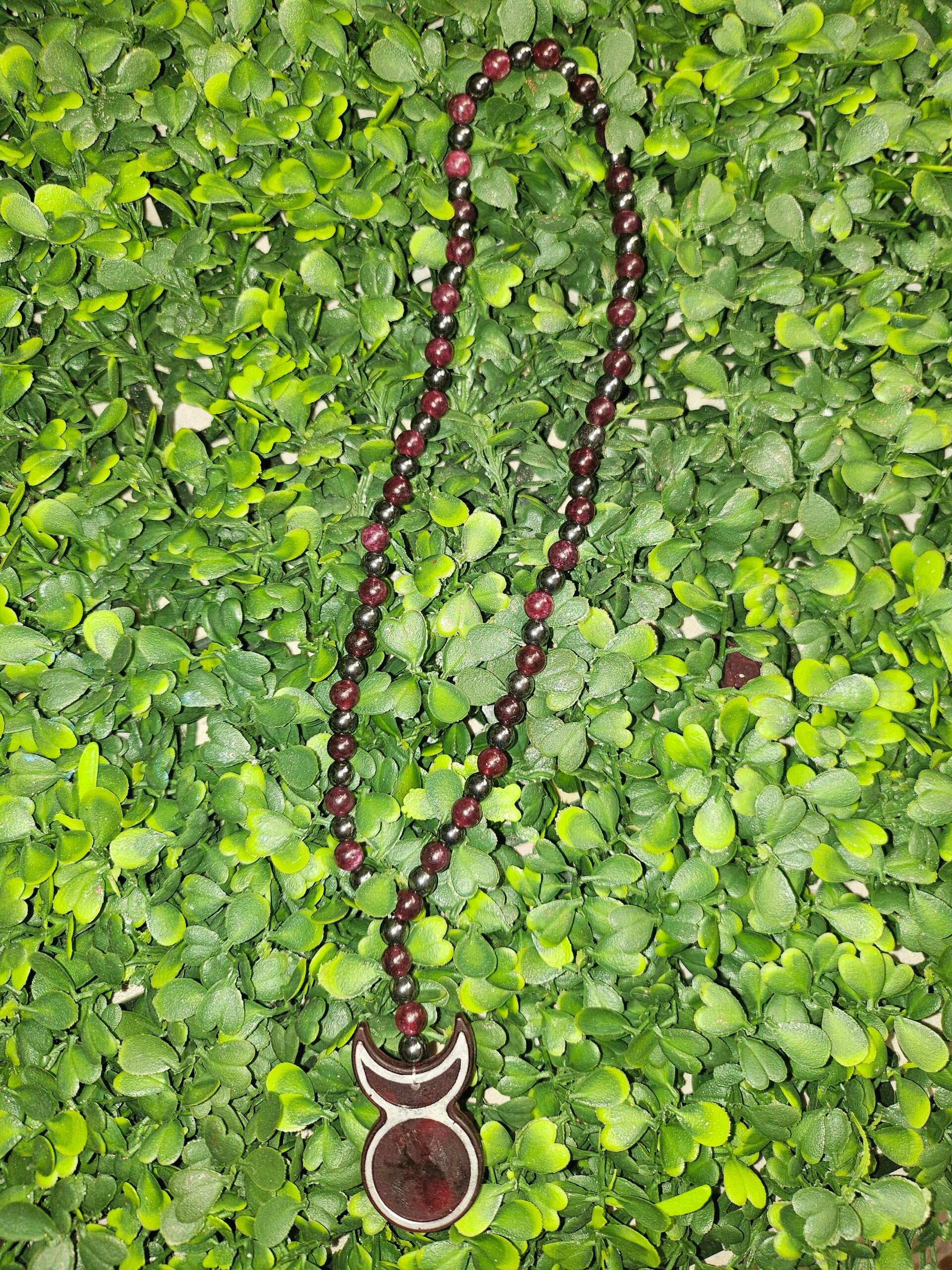 Chapelet de sorcière en Grenat & Hématite avec Amulette en Résine – Création Artisanale