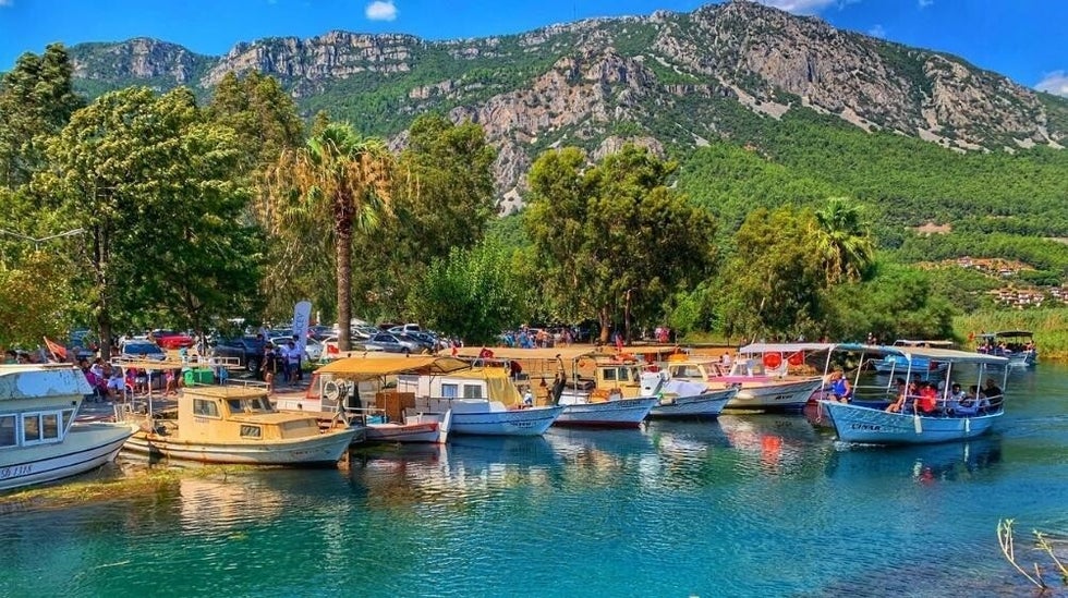 Kitesurf sulla spiaggia Akçapınar ad Akyaka, Turchia