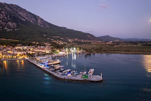 Vista panoramica di Akyaka, Turchia, tra mare e montagne al tramonto