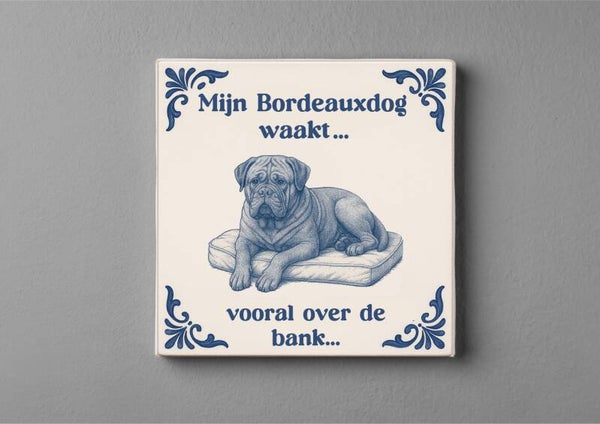 Delftsblauw Tegeltjes magneet 5 x 5 cm – Mijn Bordeauxdog waakt...vooral over de bank
