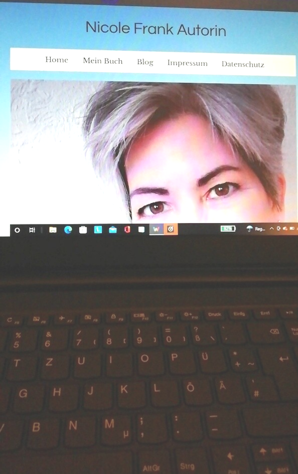 Geöffneter Laptop mit erstem Blogdesign