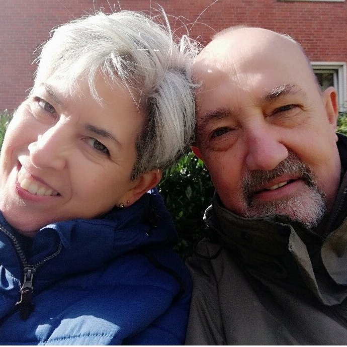 Mann und Frau, vor einem Haus stehend