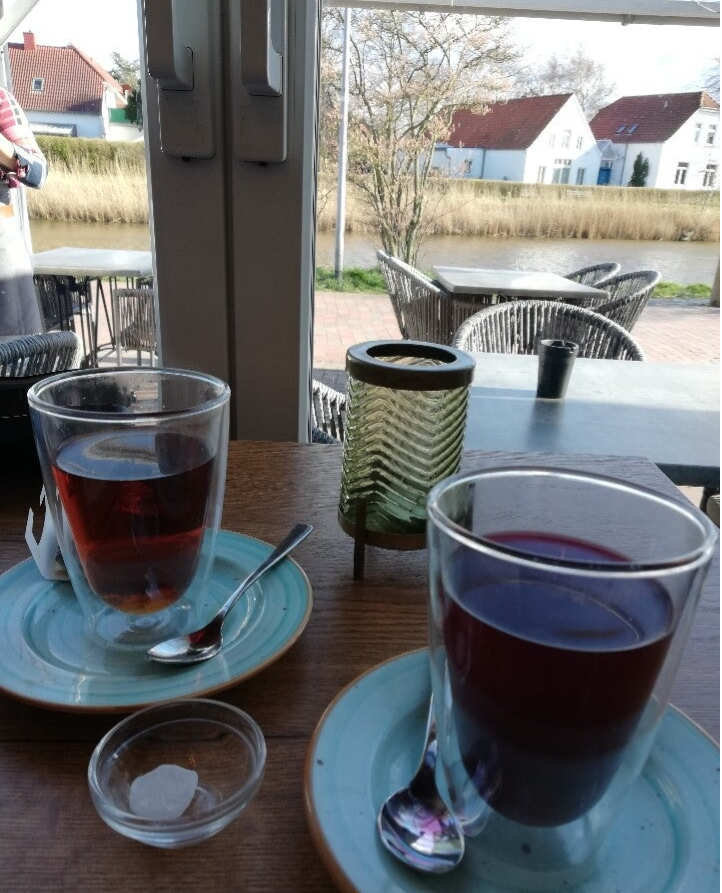 Teetassen auf einem Cafétisch