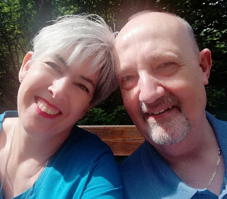 Mann und Frau, sitzend auf einer Bank