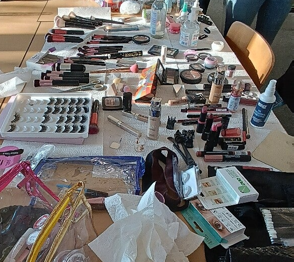 Tisch mit Schminkutensilien