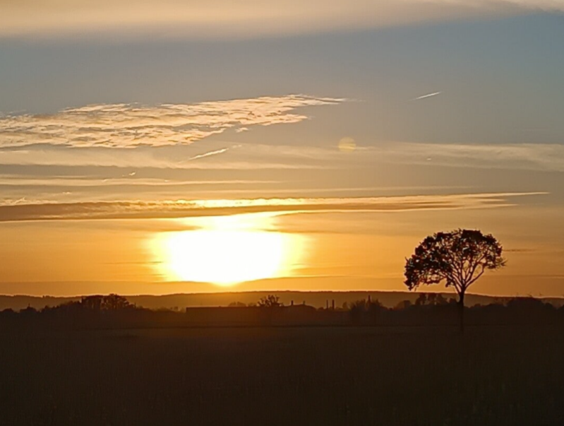 Landschaft mit untergehender Sonne
