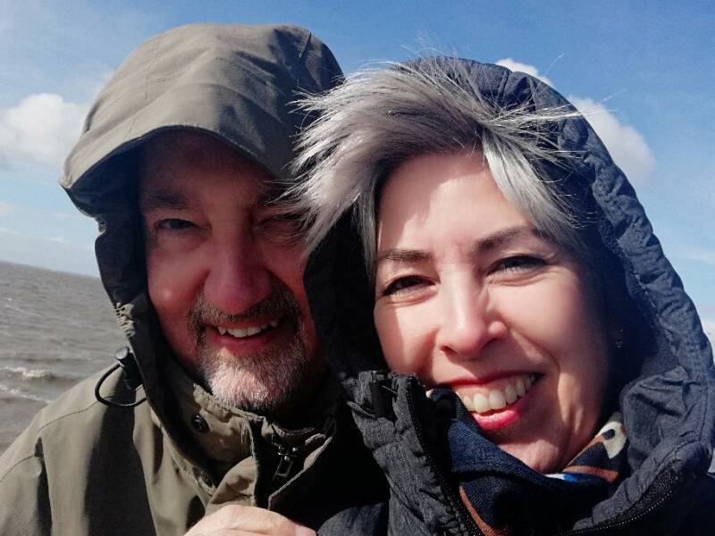 Mann und Frau im Winter, am Strand stehend.