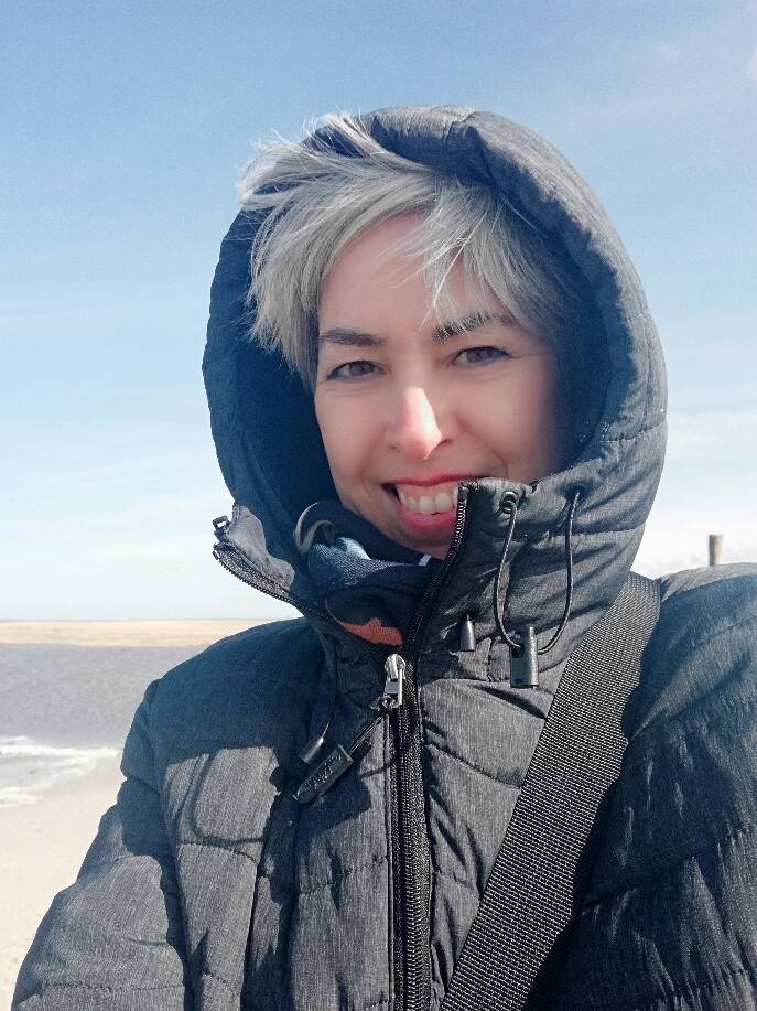 Frau, im Winter, am Strand