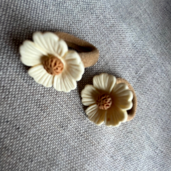 Haarelastiekjes - beige bloemetjes
