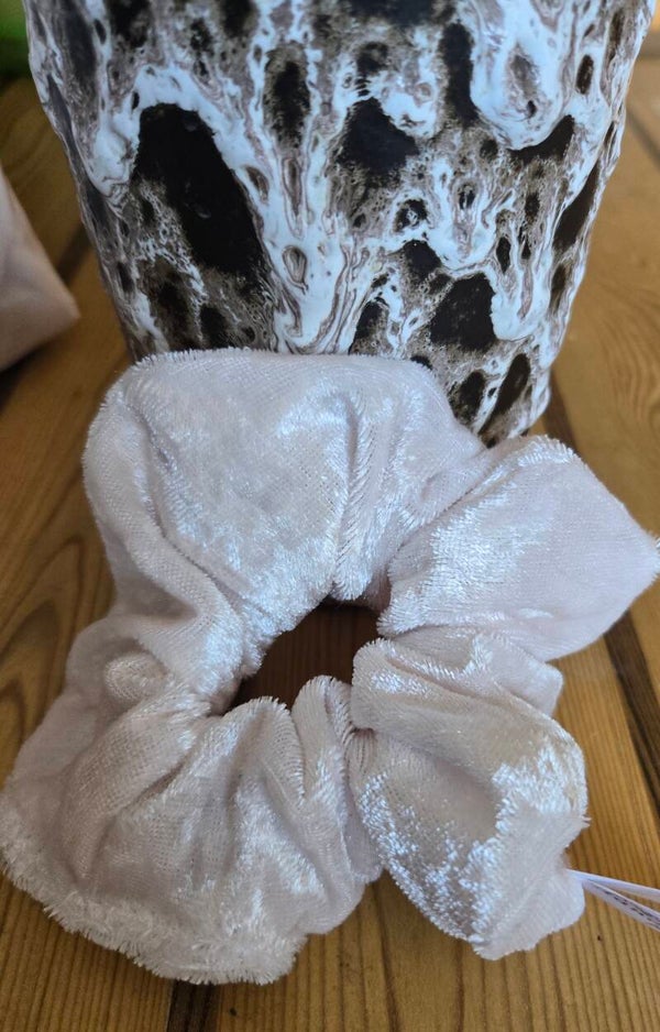120. Samt Scrunchies Creme