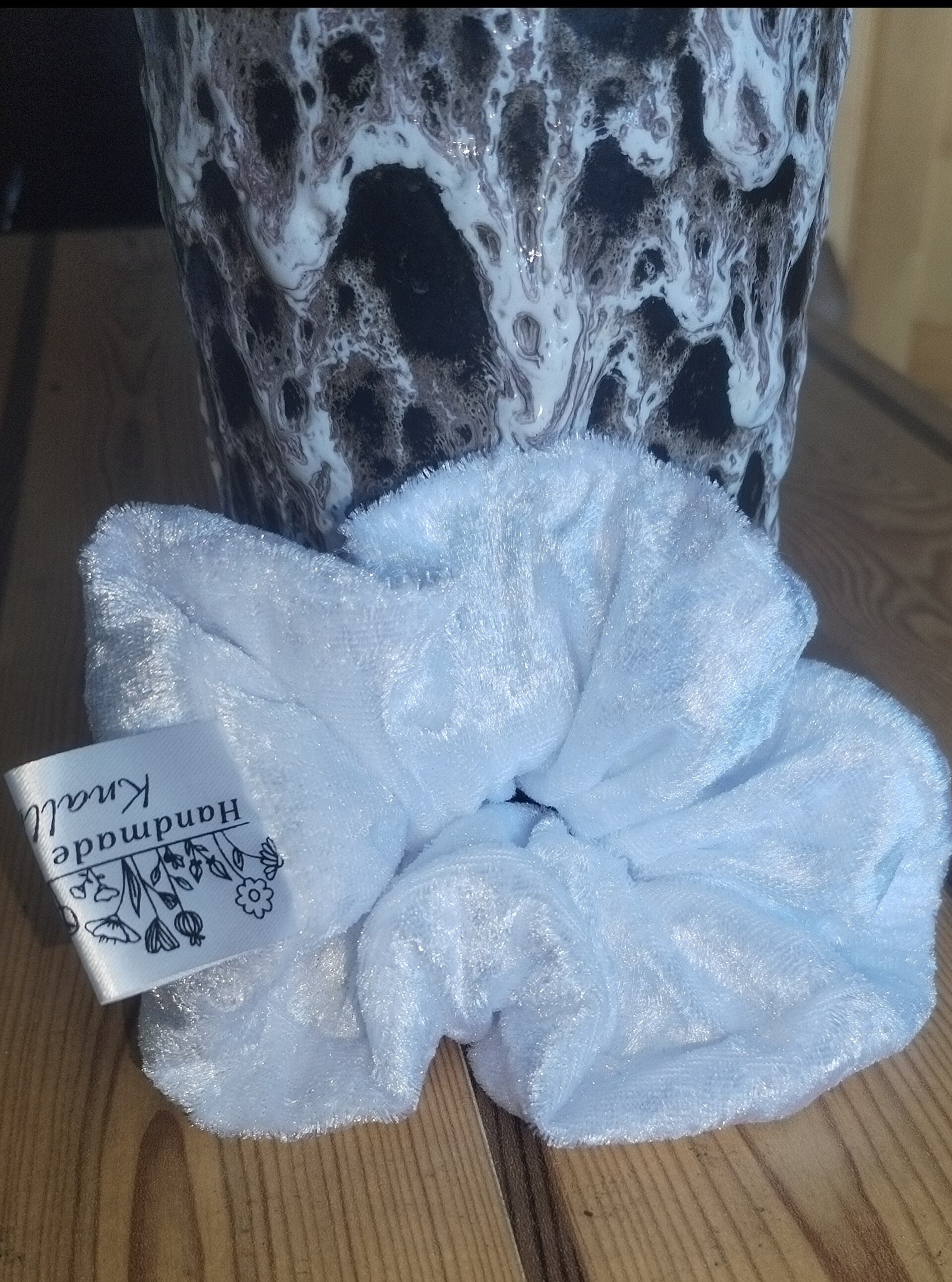 119. Samt Scrunchie weiß