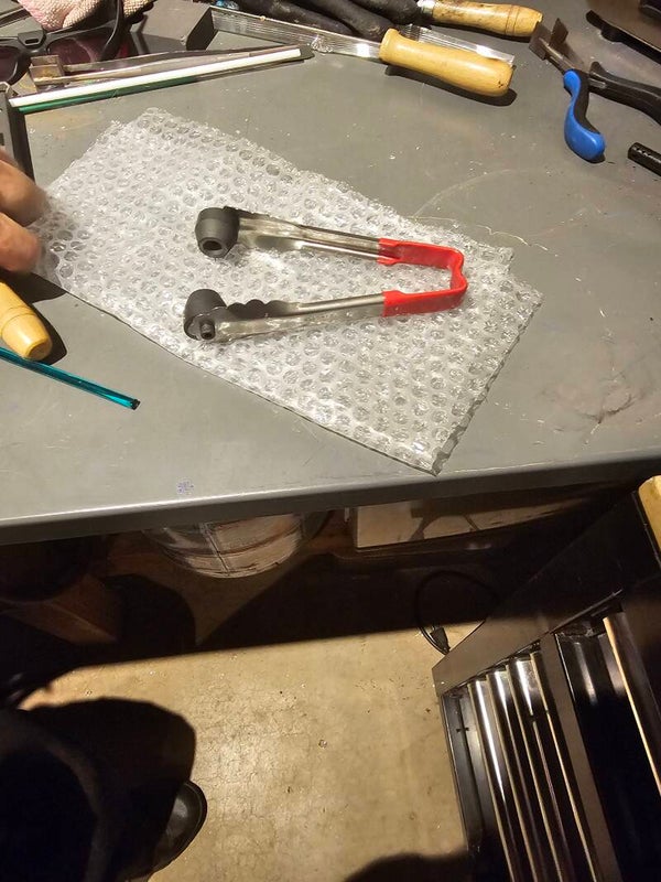 Bead tongs
