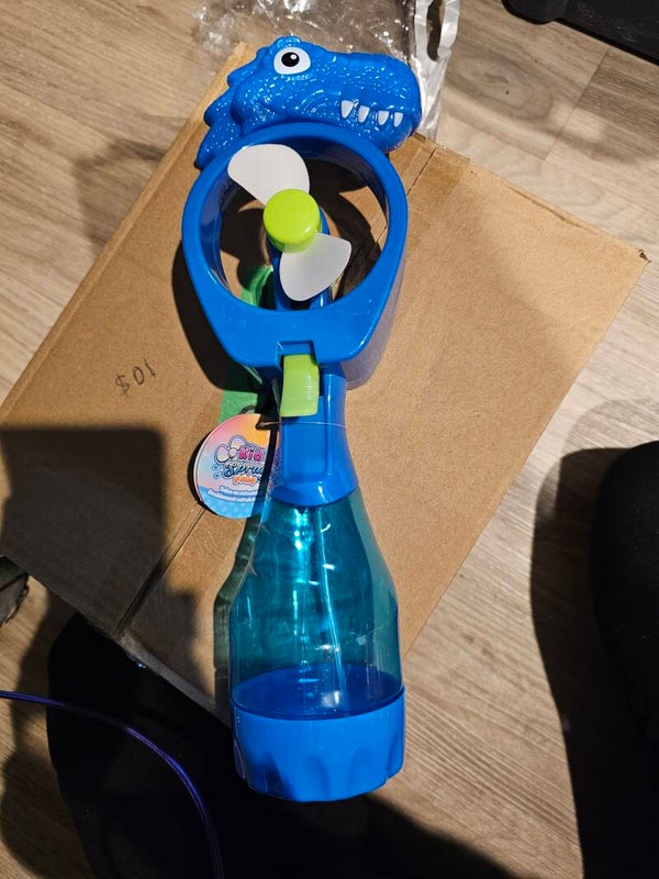 J- fan été et eau parfait pour se rafraîchir dino