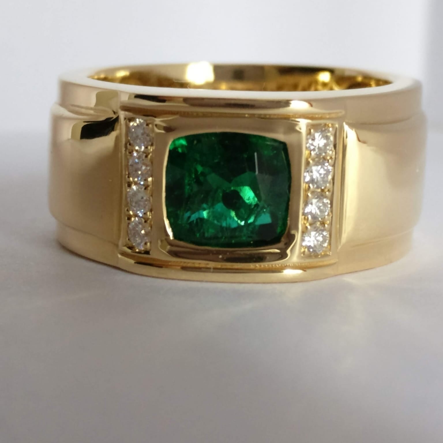 Massive 18kt gold ring with Madagascar emerald and diamonds