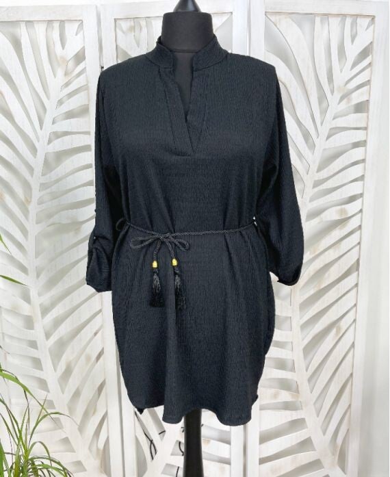 robe noir courte avec lacet.