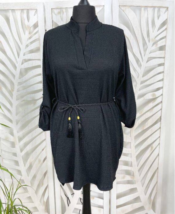 robe noir courte avec lacet.
