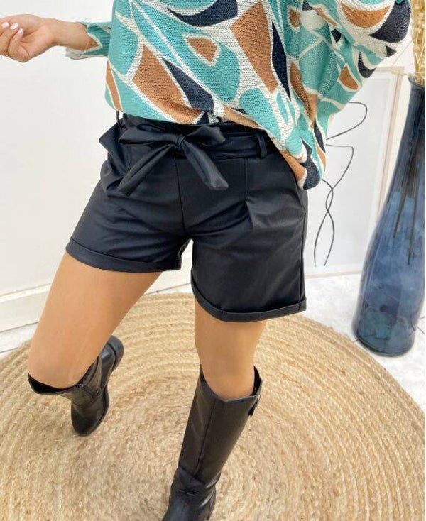 shorts simili cuir noir.