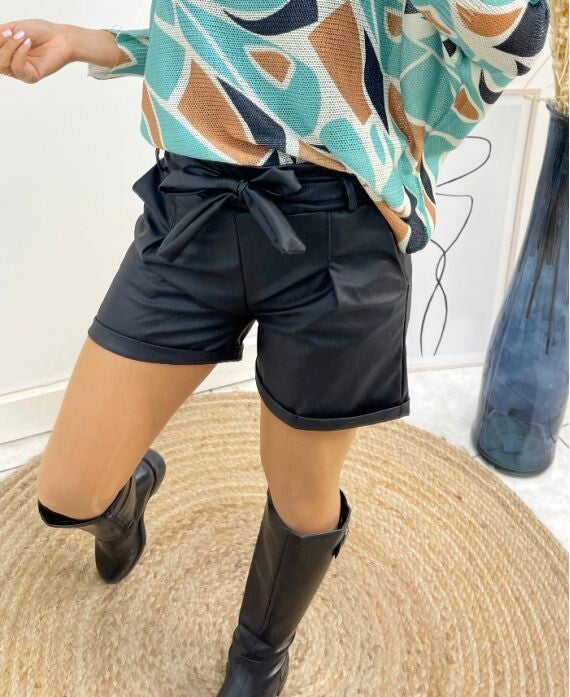 shorts simili cuir noir.