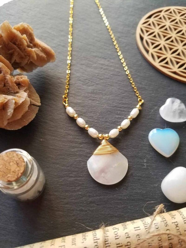 Collier doré coquillage