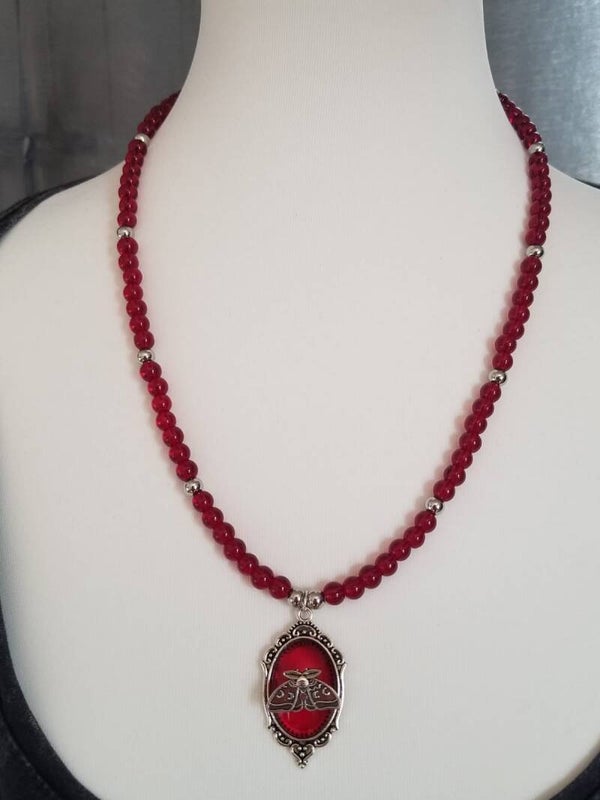 Collier rouge papillon