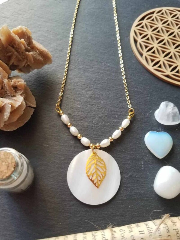 Collier doré feuille