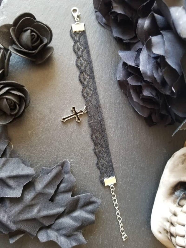 Bracelet dentelle croix noire