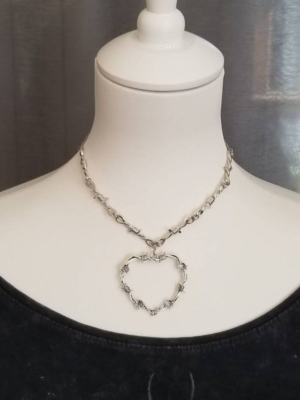 Collier cœur barbelés