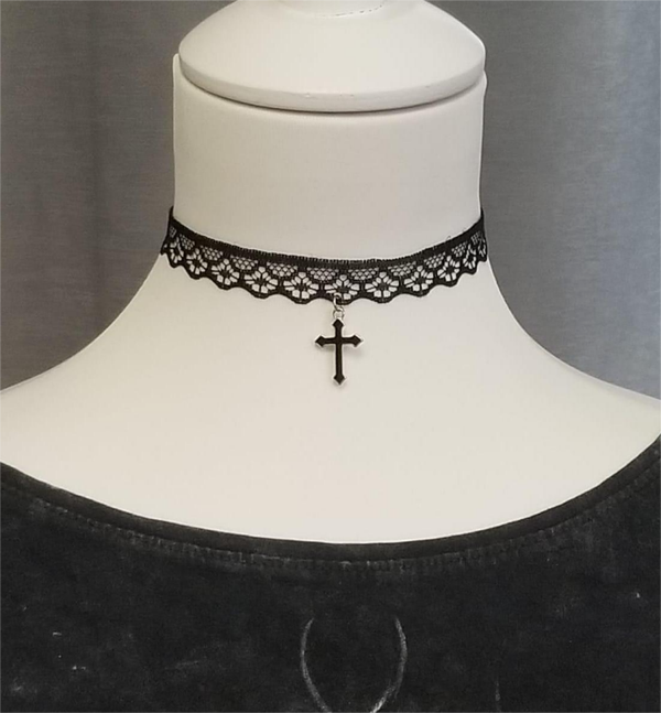 Ras de cou dentelle croix noire