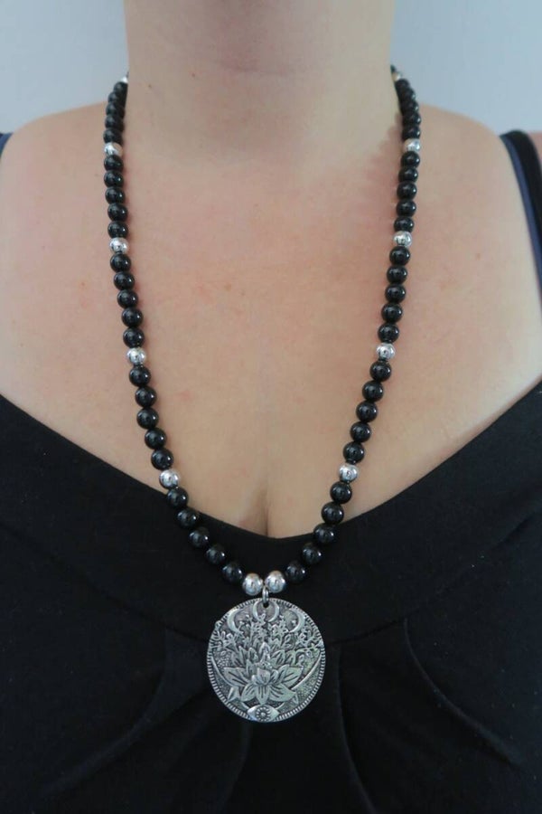 Collier fleur de lotus agate noire
