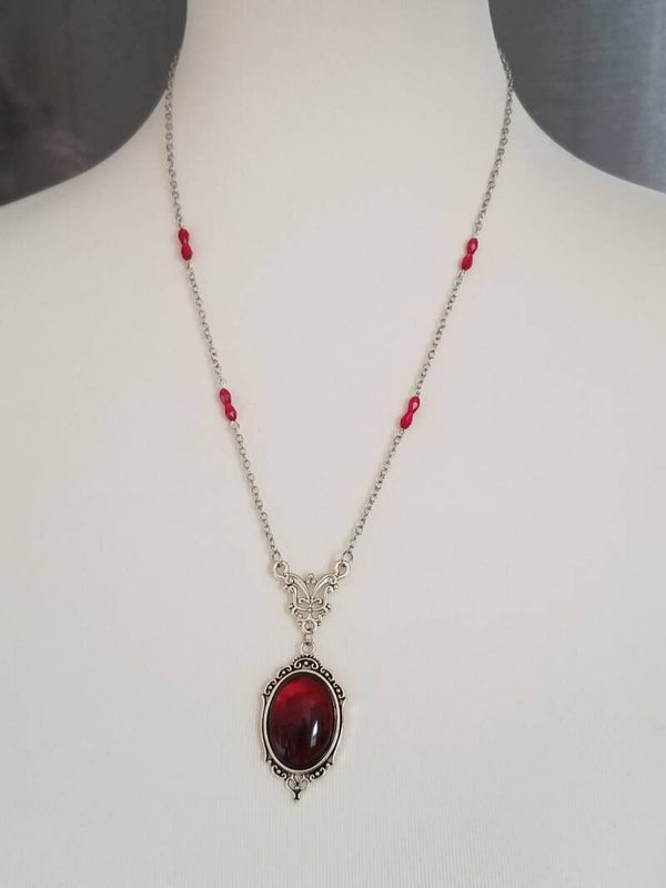 Collier vintage rouge