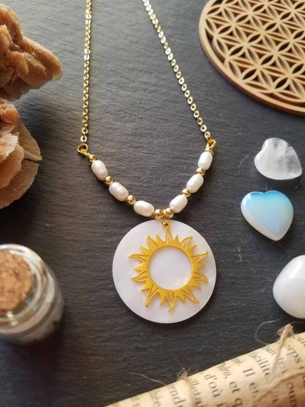 Collier doré soleil
