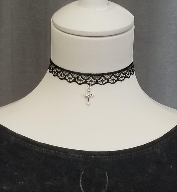 Ras de cou dentelle croix argentée