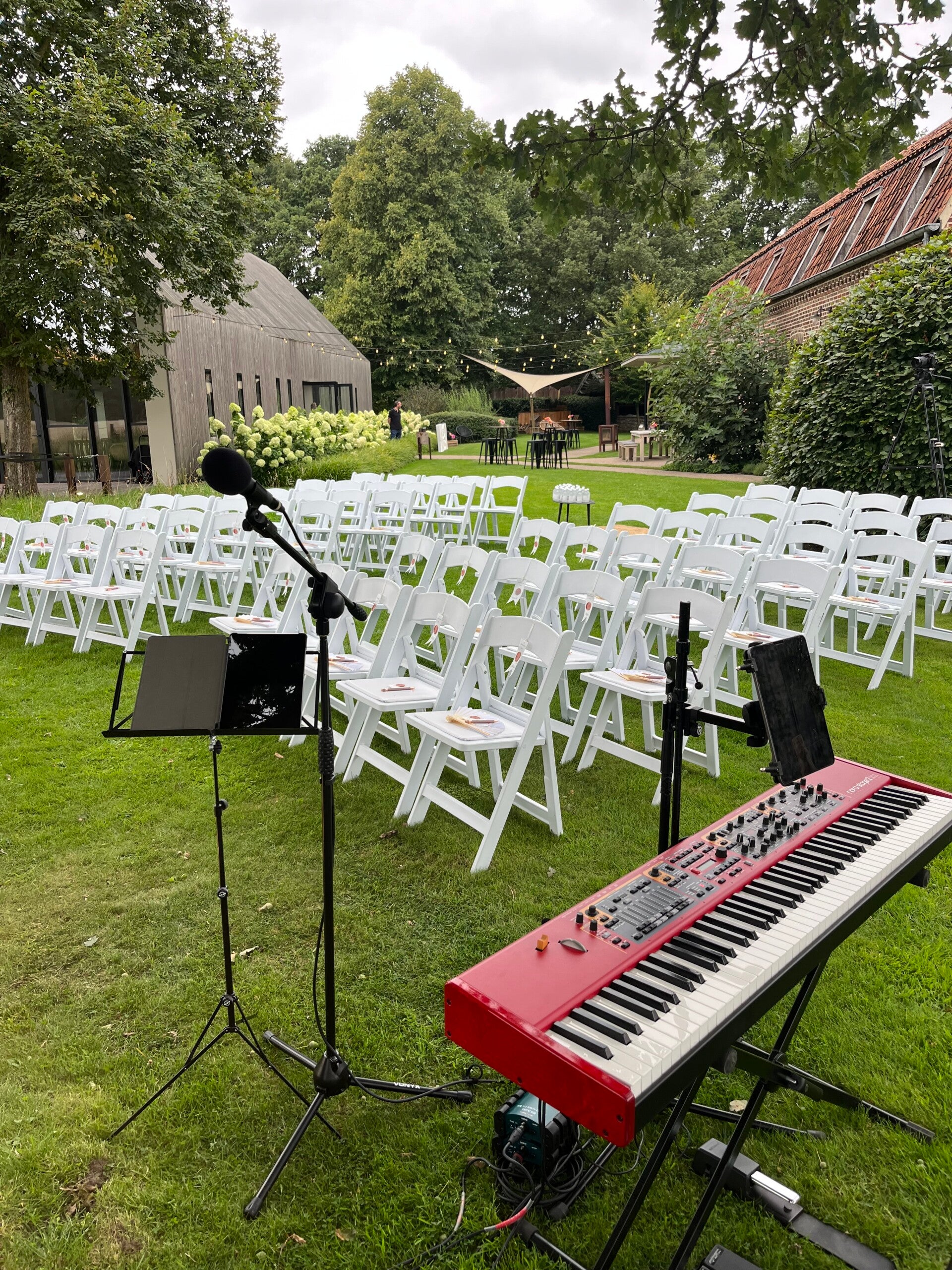 Betaalbare pianist en zangeres die ceremonies opluisteren. Nummers worden besproken.
