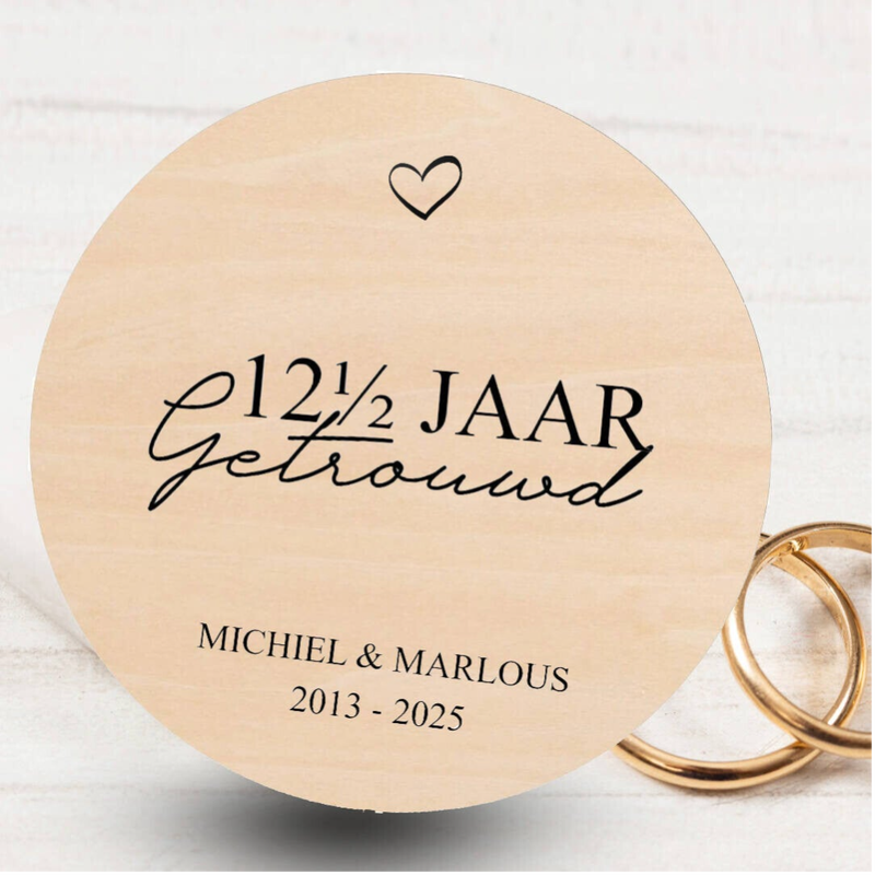 Cadeau 12,5 jaar getrouwd. Gepersonaliseerde houten cirkel met tekst.