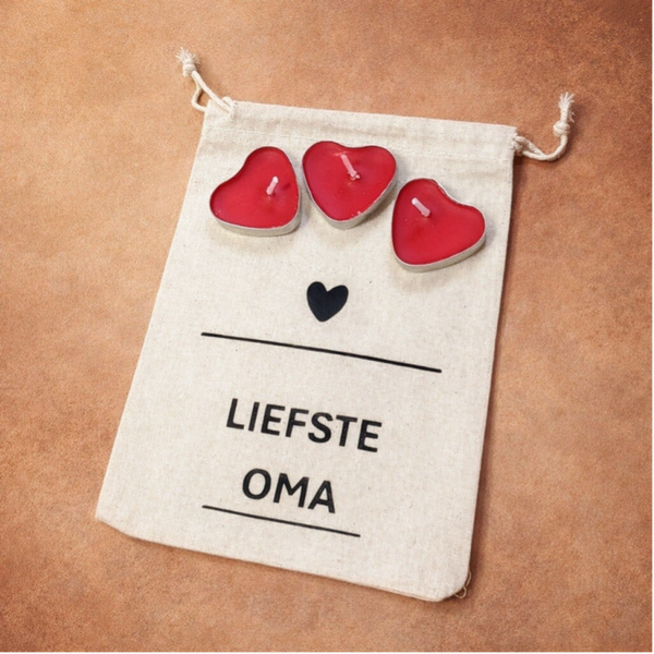 Zakje 'Liefste Oma’ met 3 hartjes kaarsjes